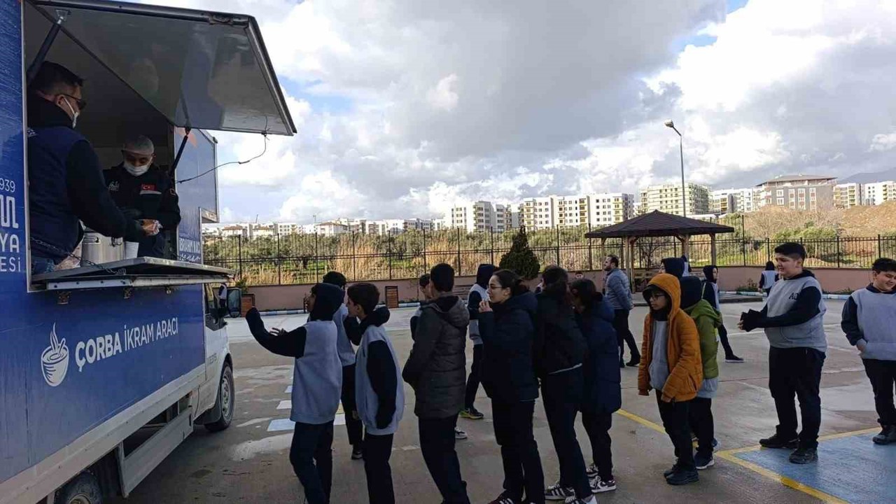 Antakya Belediyesi’nden soğuk kış gününde öğrencilere çorba ikramı
