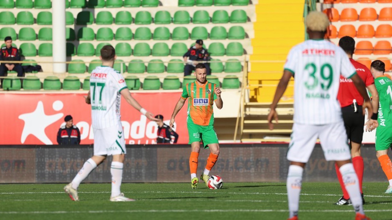 Trendyol Süper Lig: Alanyaspor: 1 - Konyaspor: 0 (İlk yarı)
