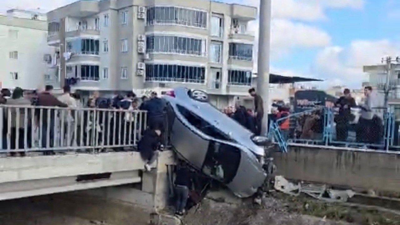 Kaza yapan araç köprünün korkuluklarında asılı kaldı, facia ucuz atlatıldı

