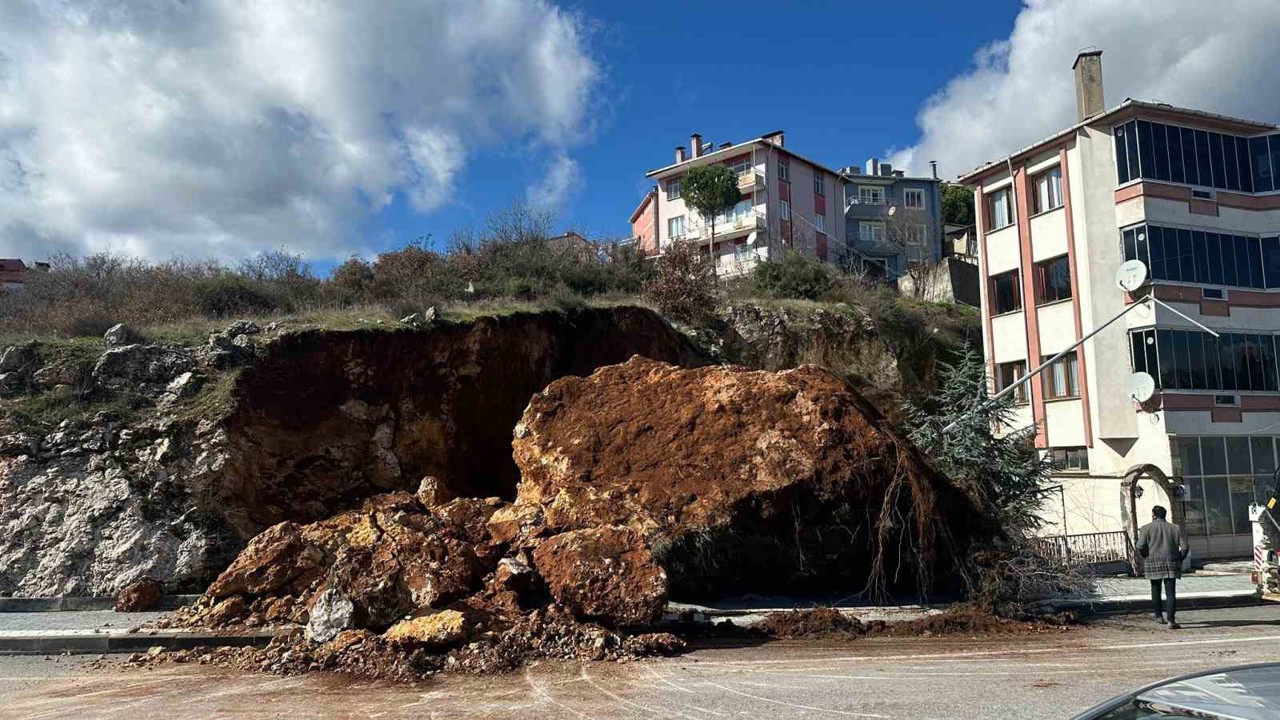 Dursunbey’de dev kaya parçası yola düştü
