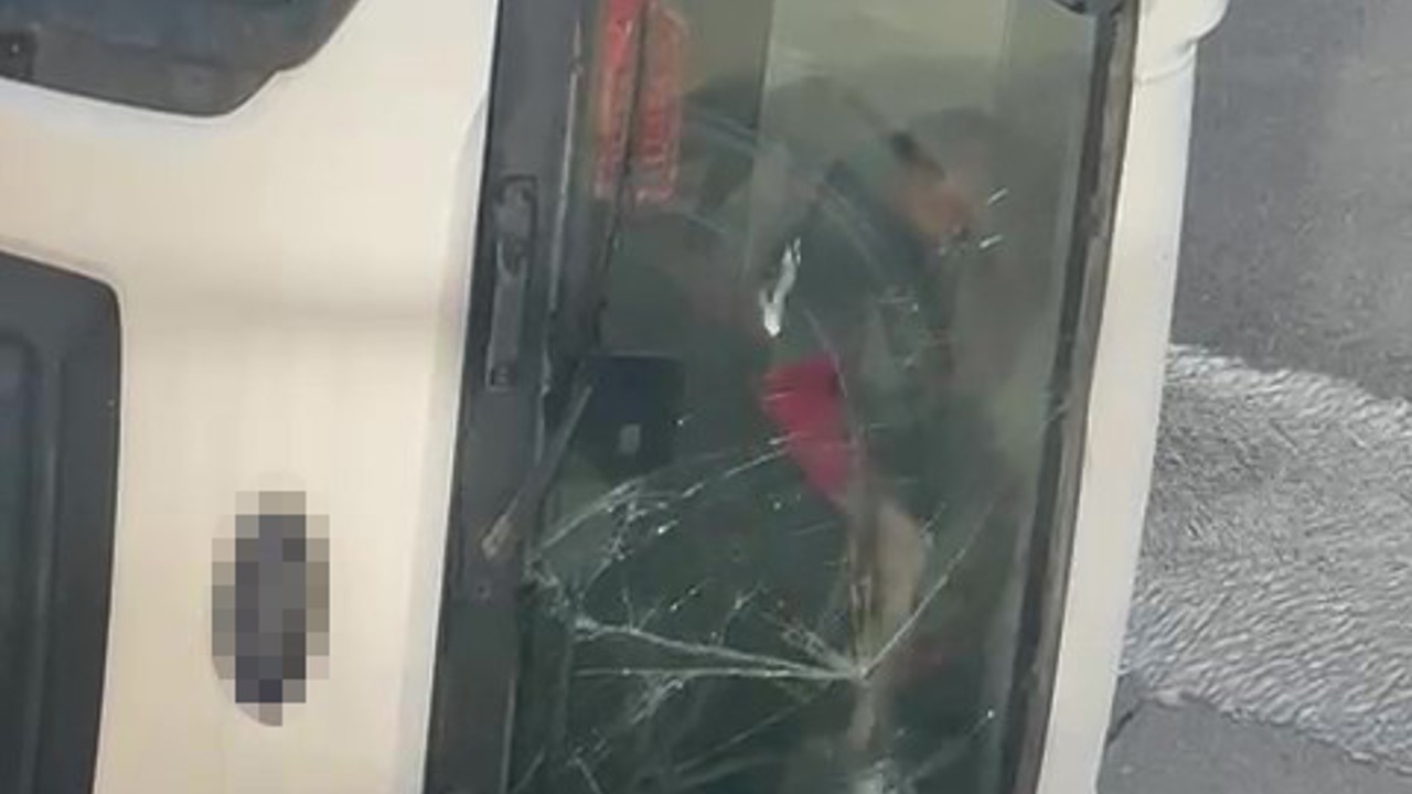 Devrilen beton mikserinin içinde mahsur kalan sürücü balyozla kendini kurtardı
