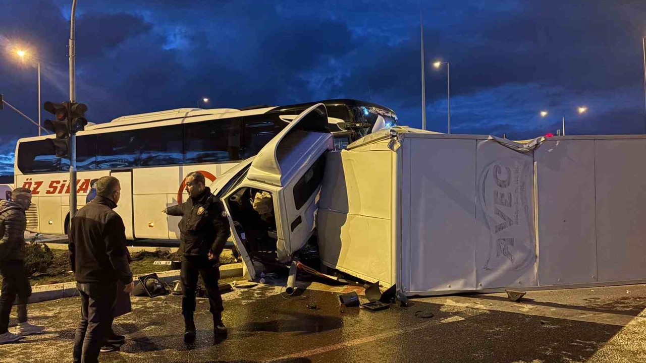 Yolcu otobüsü ile kamyonet çarpıştı: 5 yaralı

