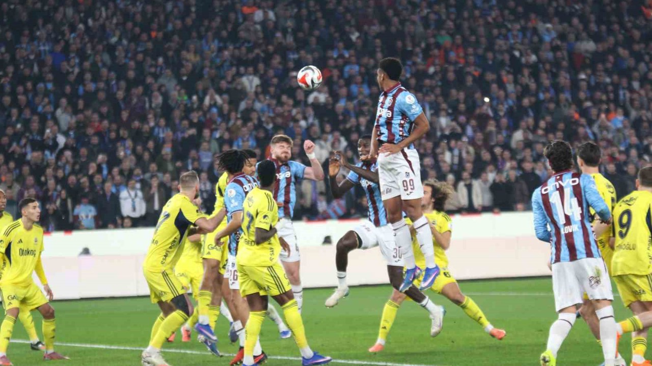 Trendyol Süper Lig: Trabzonspor: 2 - Fenerbahçe: 2 (İlk yarı)
