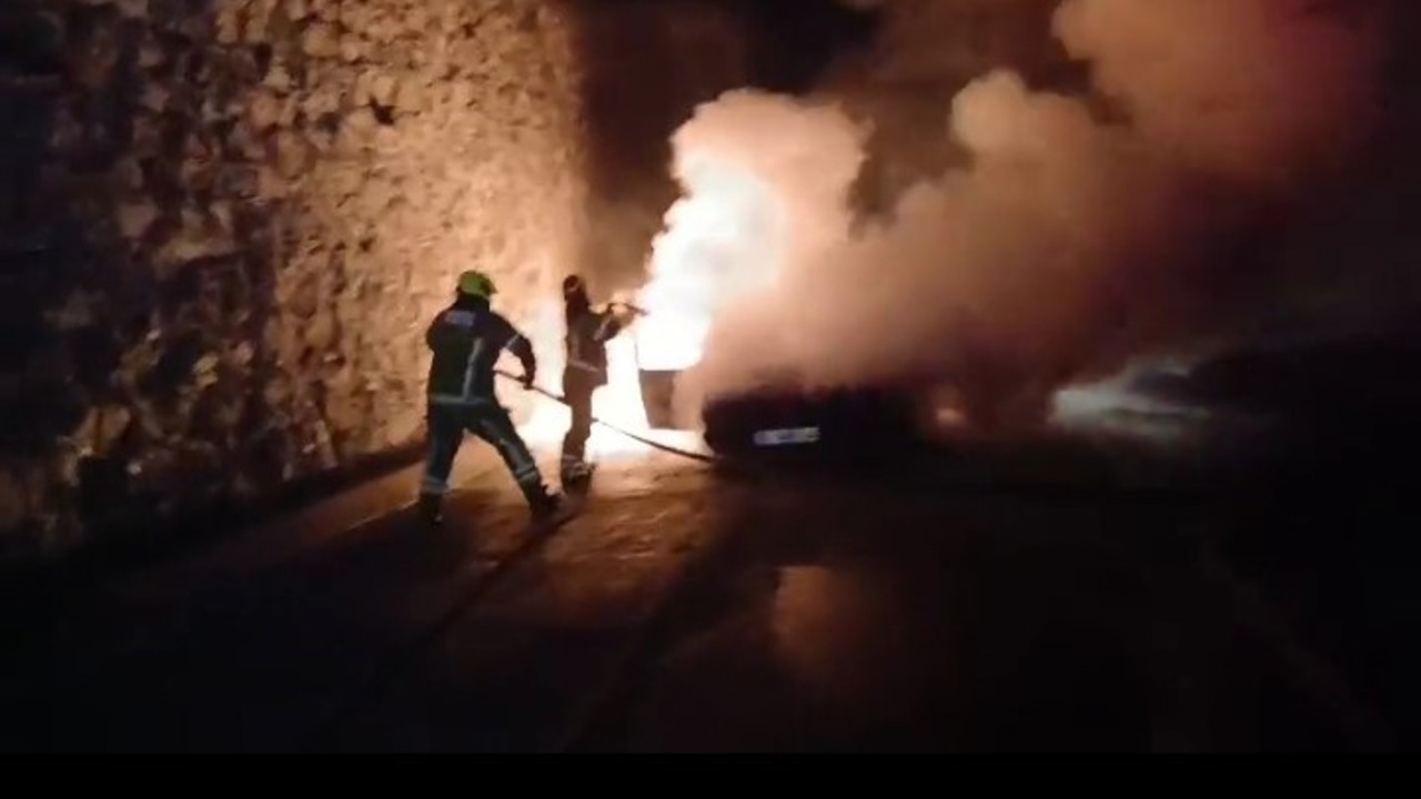 Mudanya yolunda korkutan araç yangını
