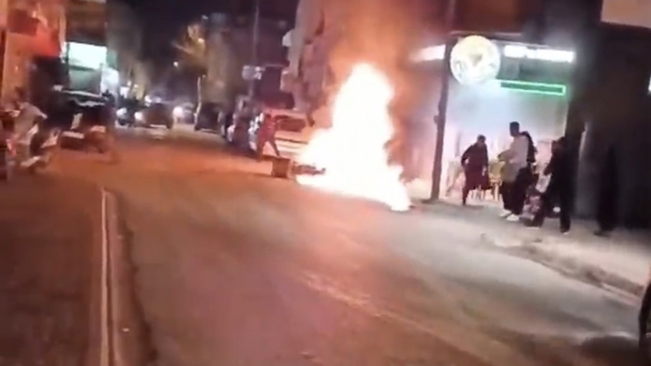 Motosiklet alev alev yandı
