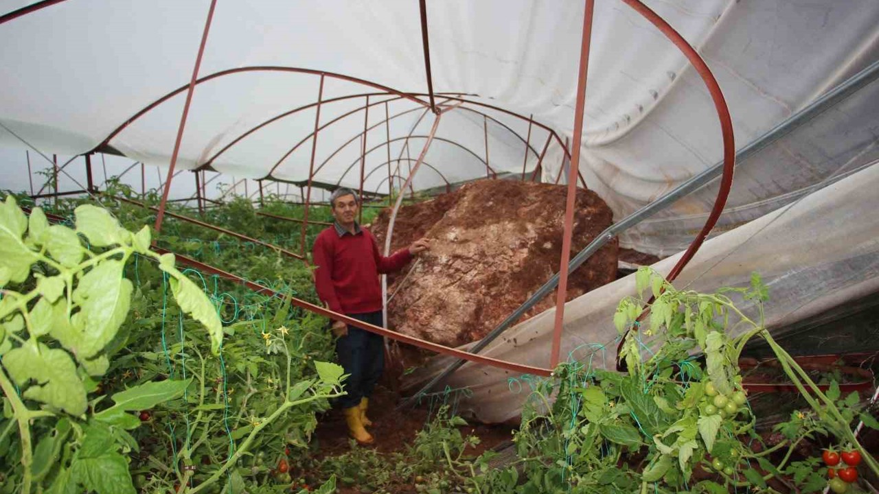 Antalya’da heyelan evlerin duvarlarını çatlattı, seralara dev kayalar düştü
