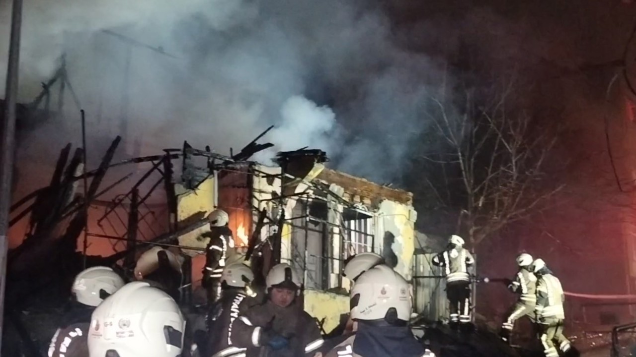 Üsküdar’da iki katlı metruk bina alev alev yandı
