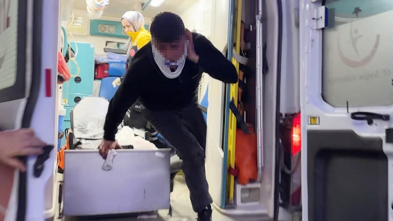 Bıçaklanarak yaralandılar, sedyeden atlayıp gazetecilere saldırdılar: O anlar kamerada
