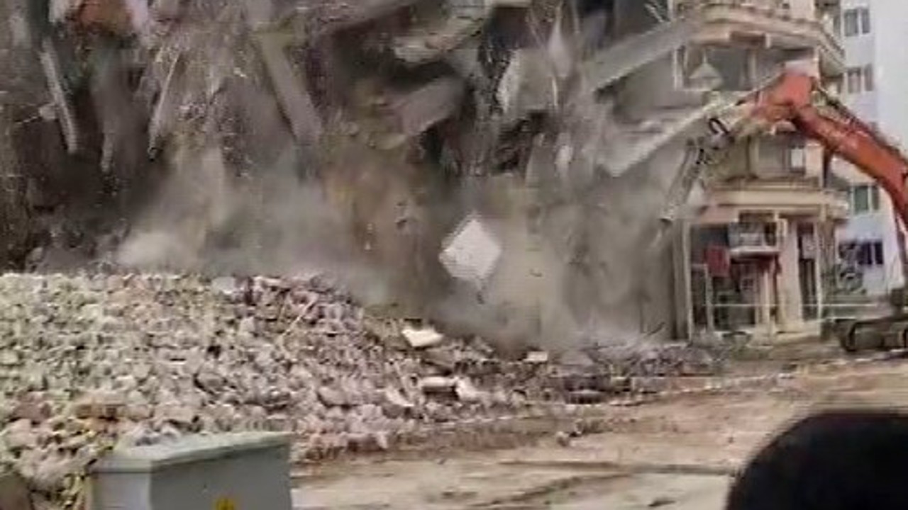 Hatay’da hasarlı 5 katlı bina iş makinesinin darbesiyle yerle bir oldu
