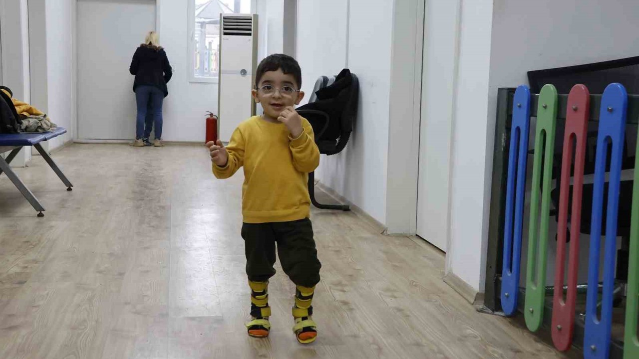 Serebral palsili Eren’in ailesine umut olan ilk adımları yüzleri güldürdü
