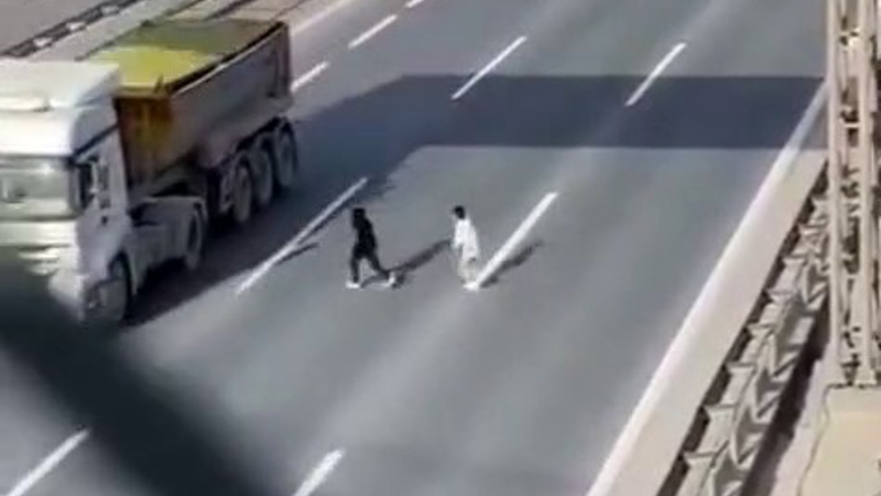 TEM Otoyolu’nda çocukların tehlikeli yolculuğu kamerada
