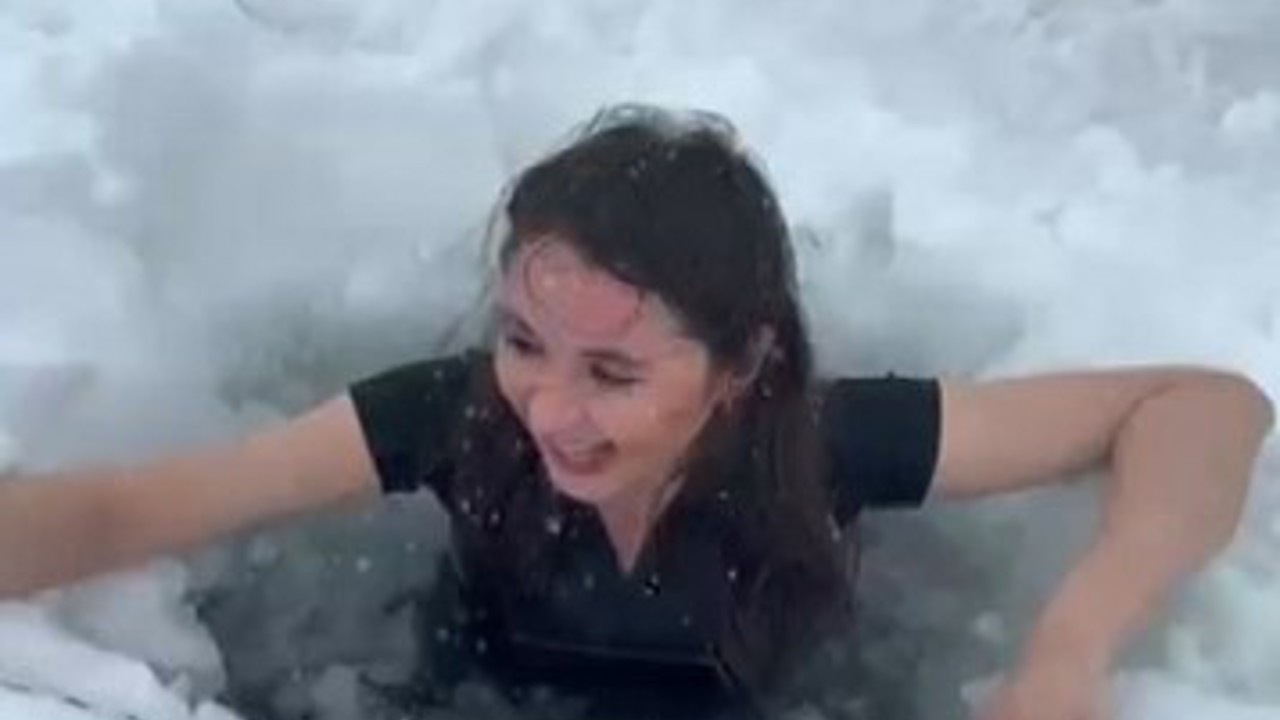 Kars’ta bir kadın Çıldır Gölü’nün buz gibi suyuna girdi
