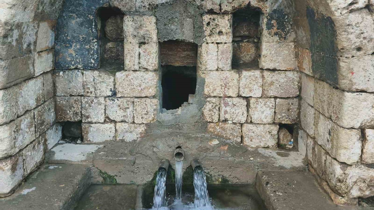 Araban’da tarihi 2 çeşmeden su akmaya başladı
