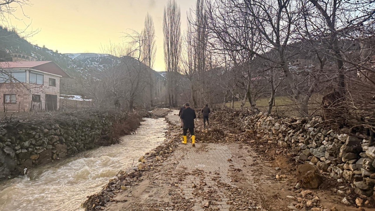 Feke’de sel ve heyelan sonrası kapanan yollar ulaşıma açılıyor
