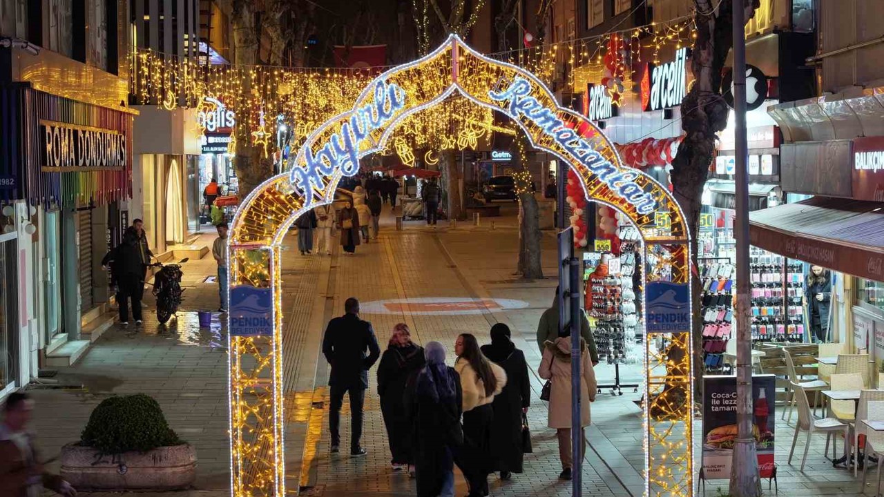 Pendik sokakları Ramazan ayını ışıl ışıl karşılıyor
