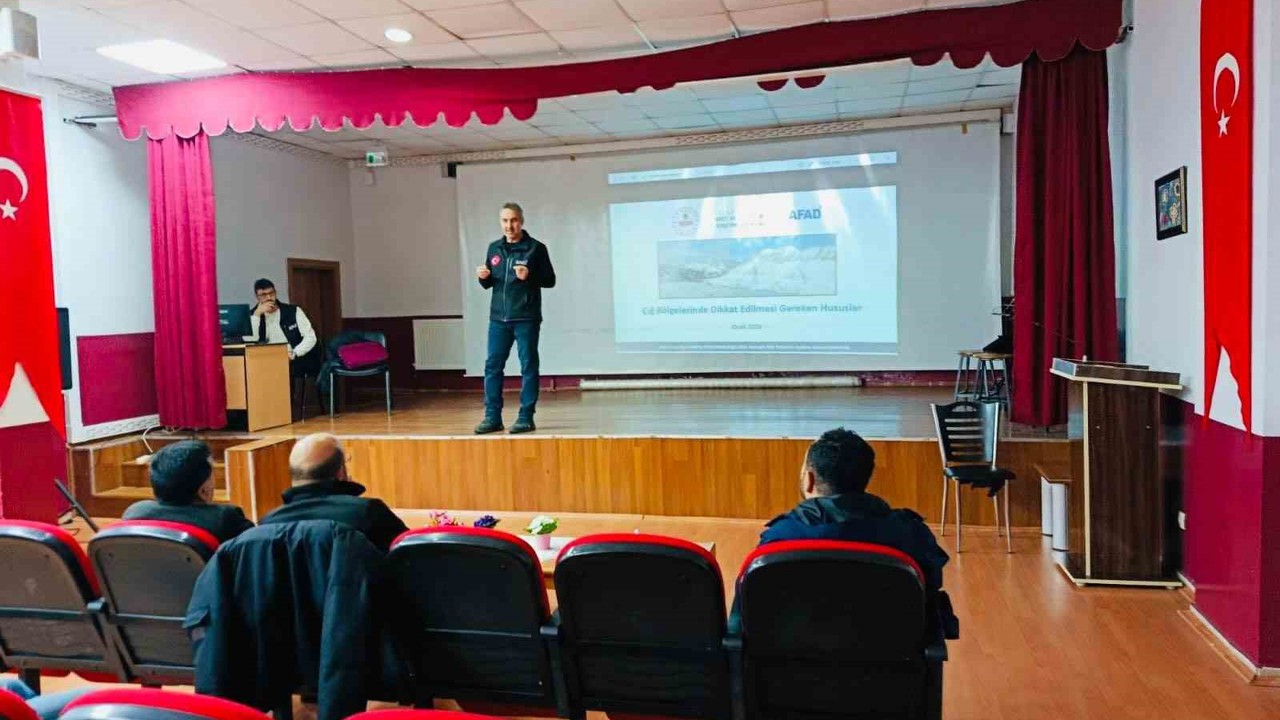 Elazığ’da muhtarlara çığla mücadele ve farkındalık eğitimi verildi
