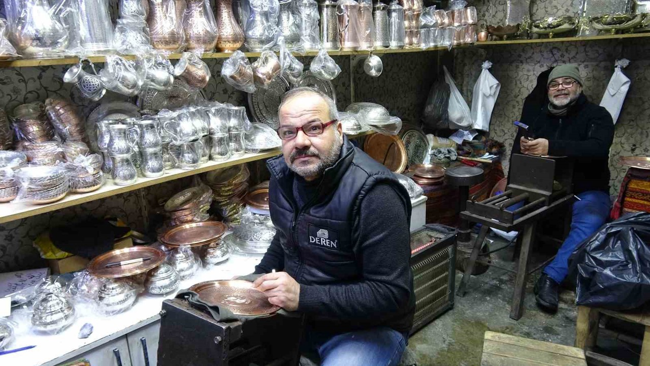 Meslektaş dayı yeğen 44 yıldır birlikte bakır işliyor
