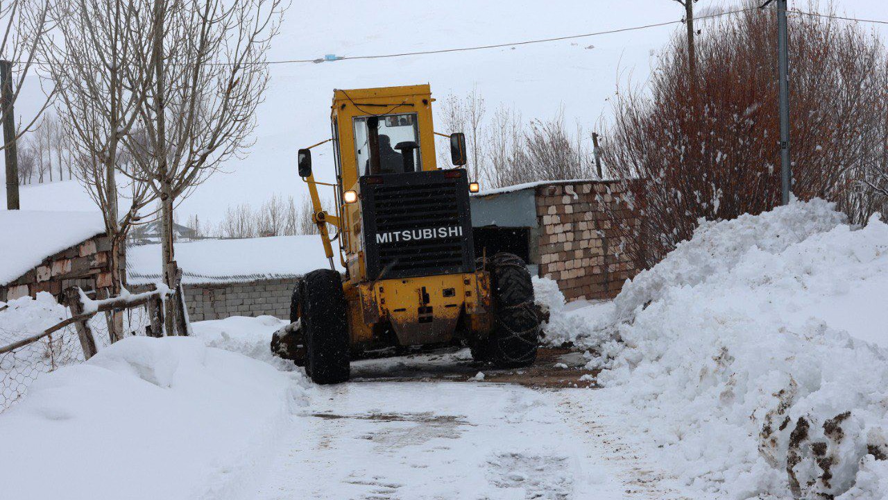 Van’da 76 yerleşim yerinin yolu kapalı
