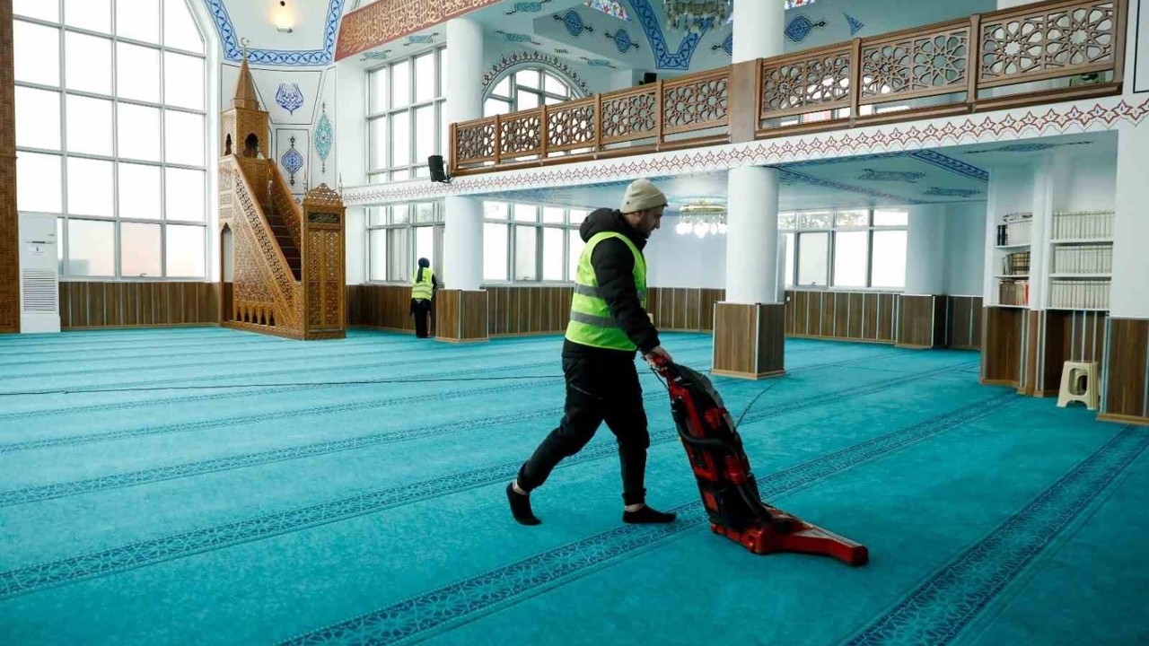 Başkan Kurnaz: "İbadethanelerimizi Ramazan ayına hazırlıyoruz"
