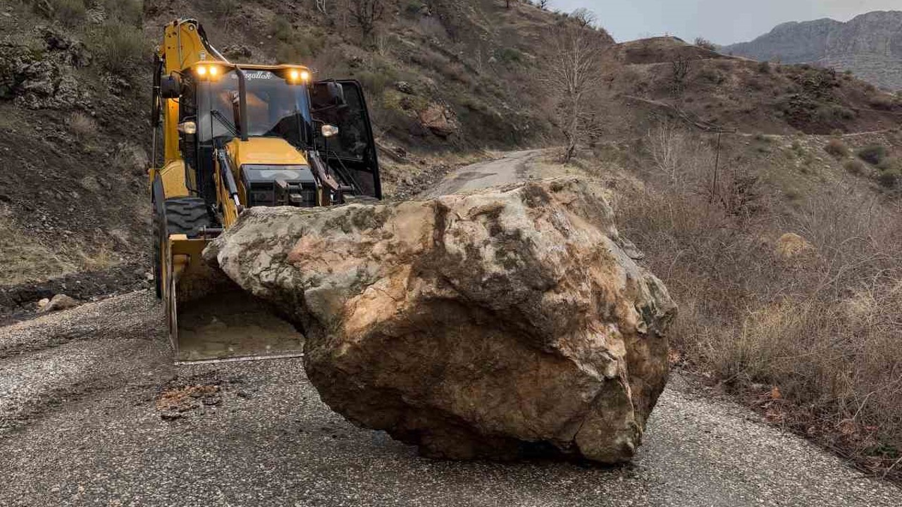 Heyelan nedeniyle kapanan köy yolu yeniden ulaşıma açıldı

