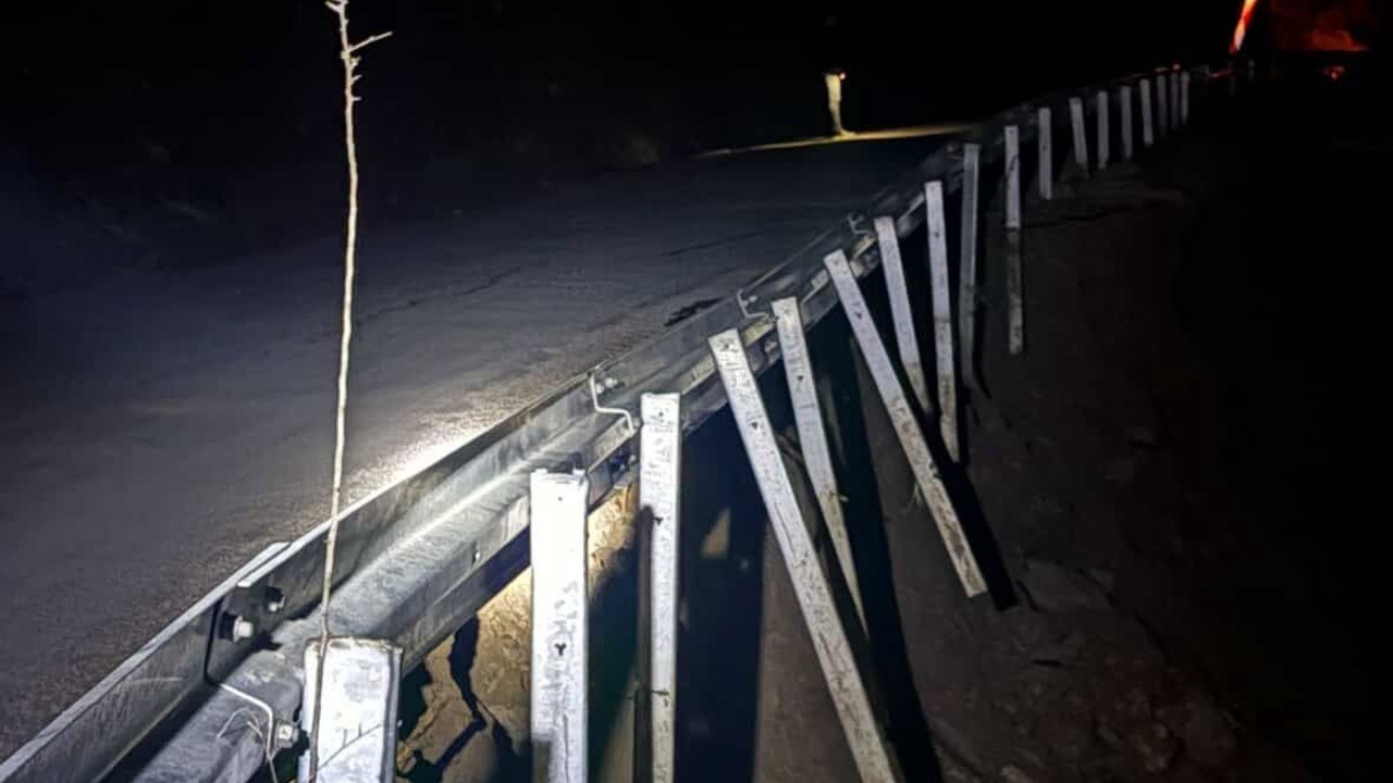 İncirliova’da yol çöktü, sürücülere uyarı yapıldı
