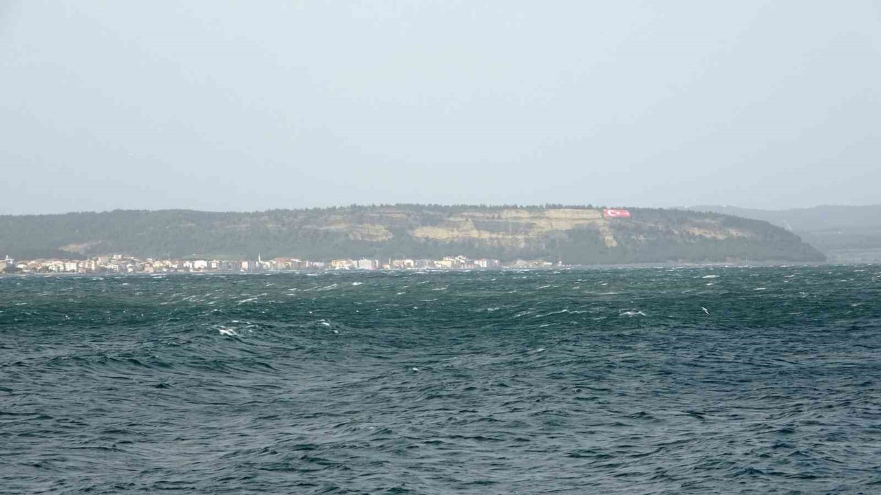 Çanakkale Boğazı fırtına nedeniyle trafiğe kapandı
