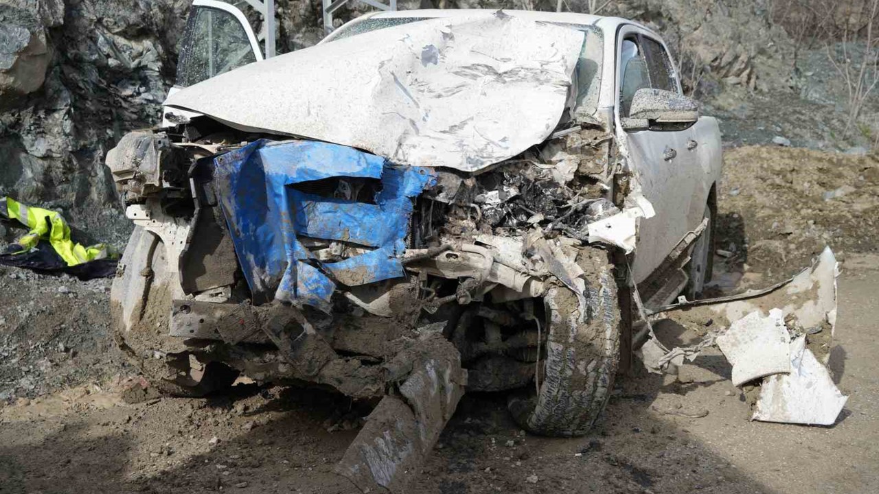 Akaryakıt tankeri ile çarpışan kamyonet hurdaya döndü: 3 yaralı
