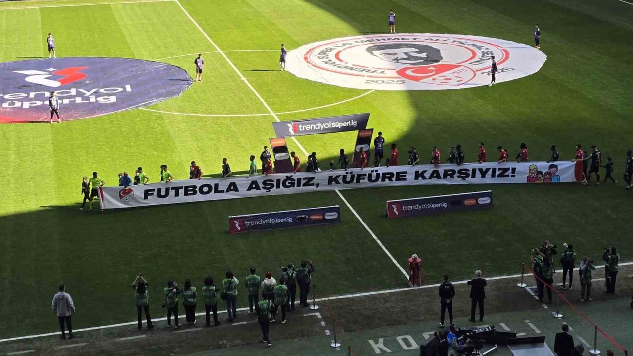 Kocaelispor - Gaziantep FK maçında anlamlı pankartlar
