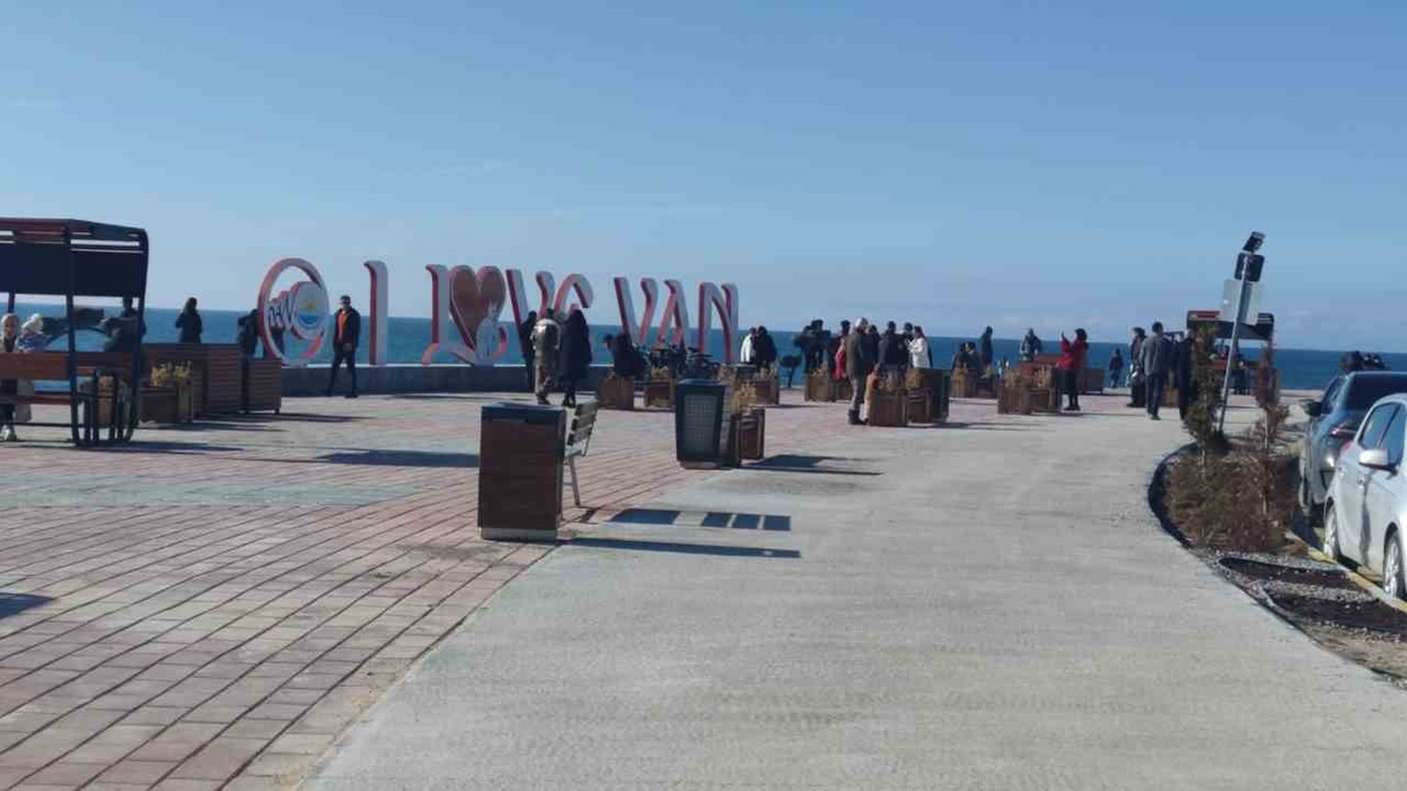 Van’da bahar havası: Vatandaşlar sahile akın etti
