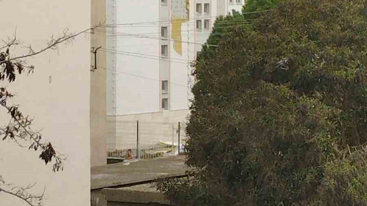 Çanakkale’de fırtına ağaçları devirdi
