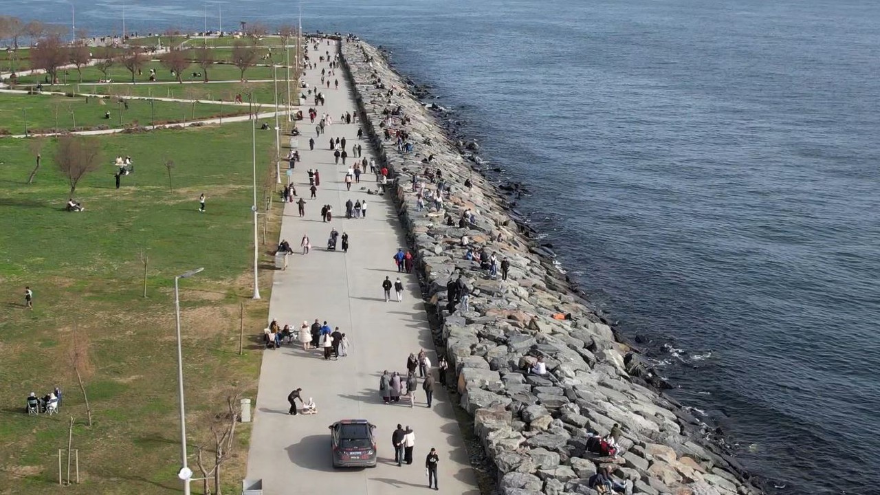 Avcılar’da güneşli havayı fırsat bilenler sahile koştu
