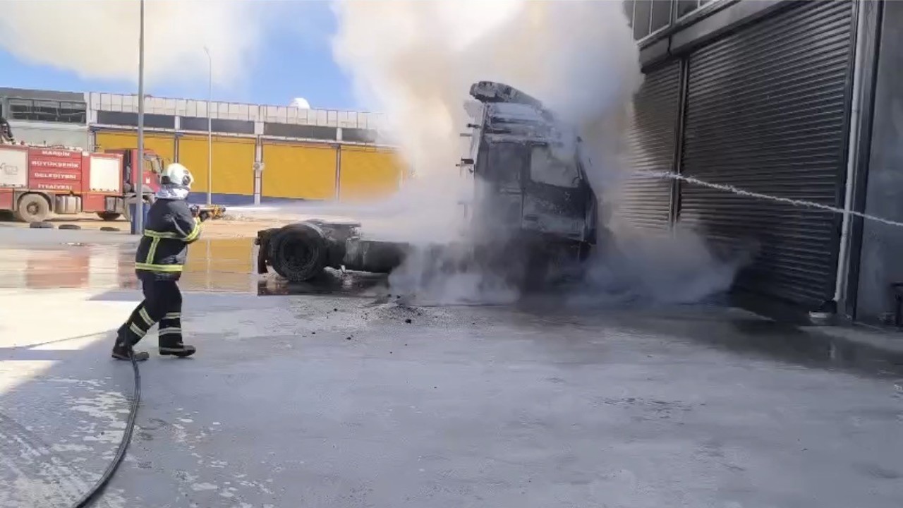 Mardin’de park halindeki tırın çekicisi yandı
