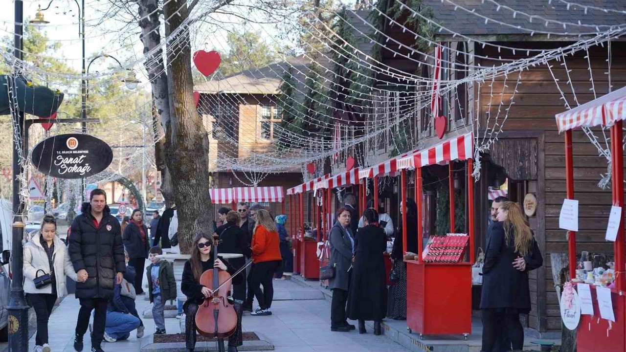 Sevgililer Günü’nde Sanat Sokağı renkli görüntülere sahne oldu
