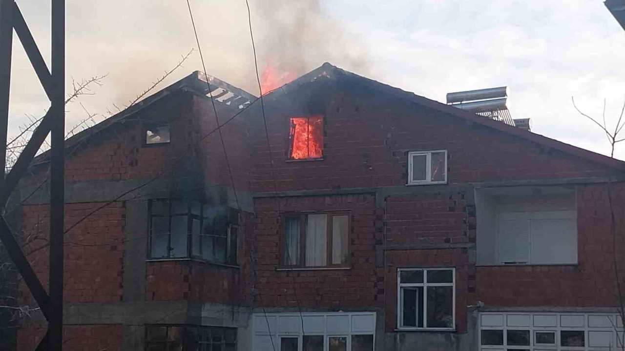 Zonguldak’ta 6 katlı binanın çatısı alev alev yandı
