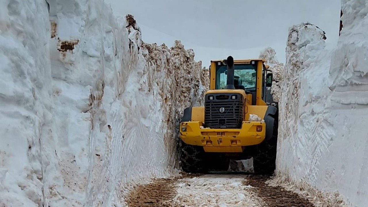 Kar kalınlığının 4 metreyi bulduğu Yüksekova’da kar savaşçılarının zorlu mesaisi
