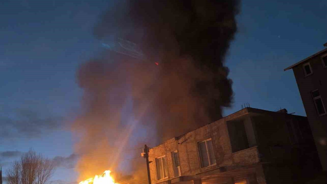 Van’da iş yerinde yangın paniği
