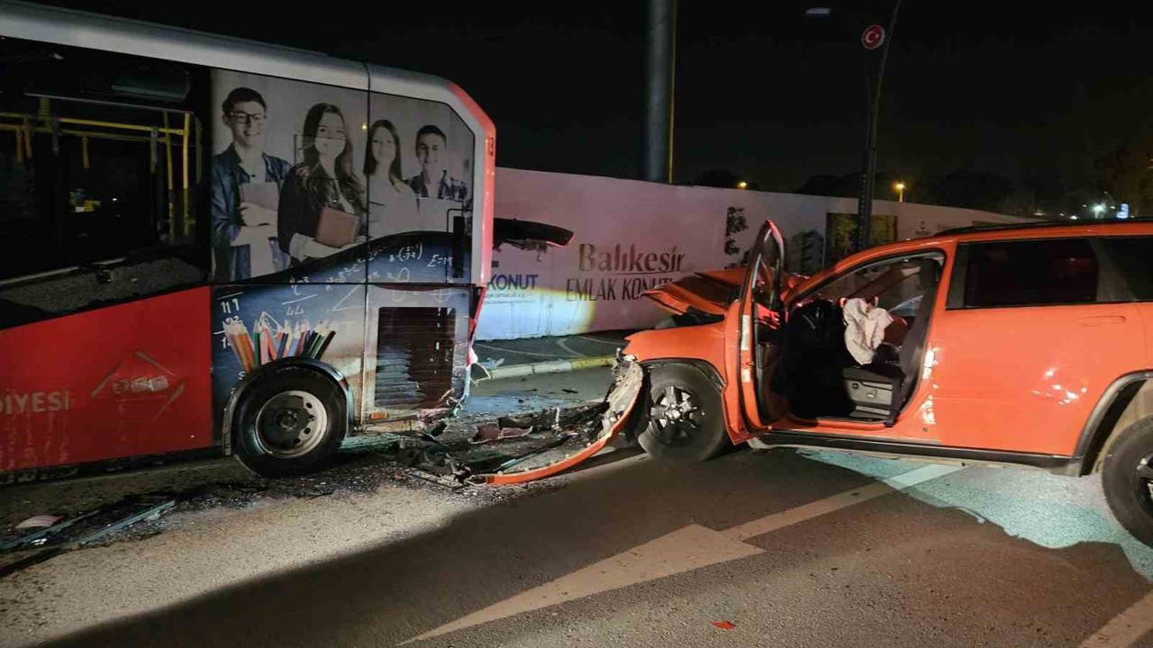 Otomobil park halindeki otobüse çarptı: 1 yaralı
