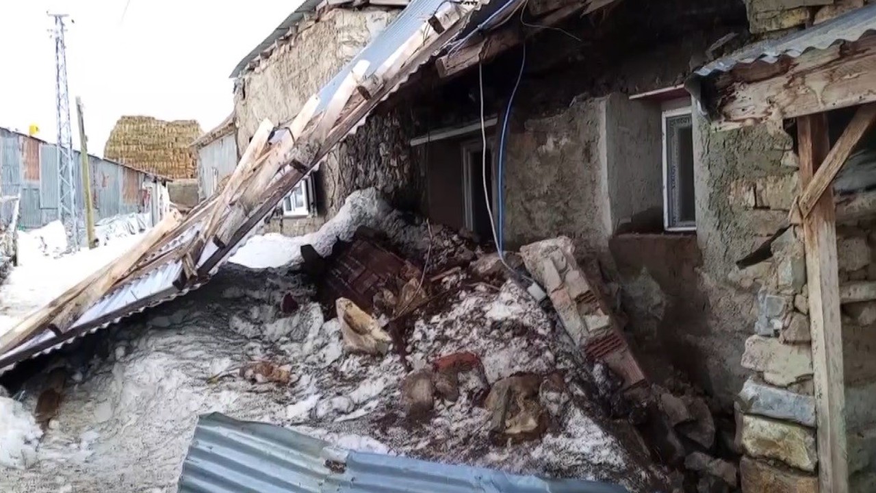 Erzincan’da fırtına çatıları uçurdu
