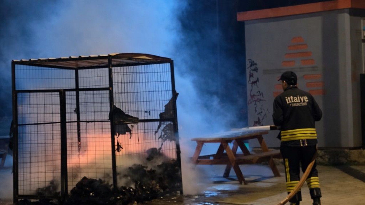 Okul karşısındaki konteynerden alevler yükseldi
