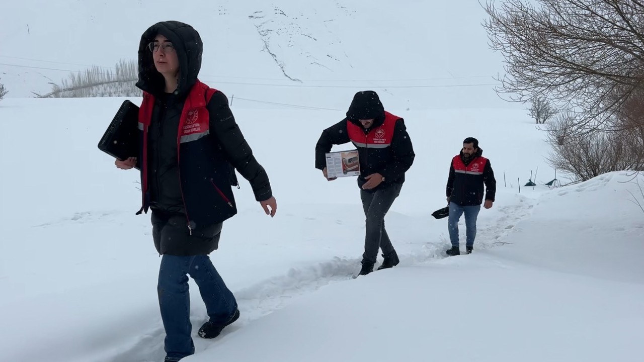 2 bin rakımda gıda seferberliği: Karlı yolları aşarak çocuklara bilgi taşıdılar
