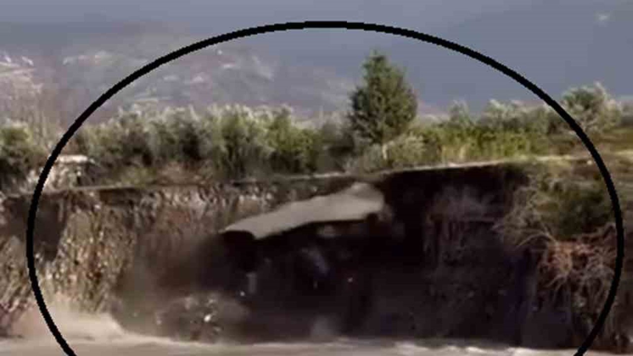 Aşırı yağışla birlikte yolda yaşanan çökme anı görüntülendi
