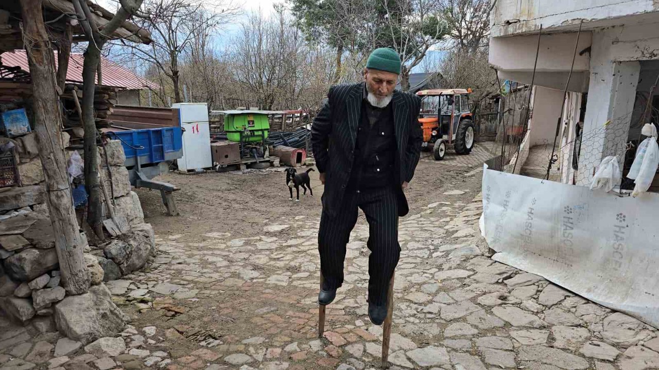 Kendi yaptığı ’ayakcak’ ile mahalleyi geziyor
