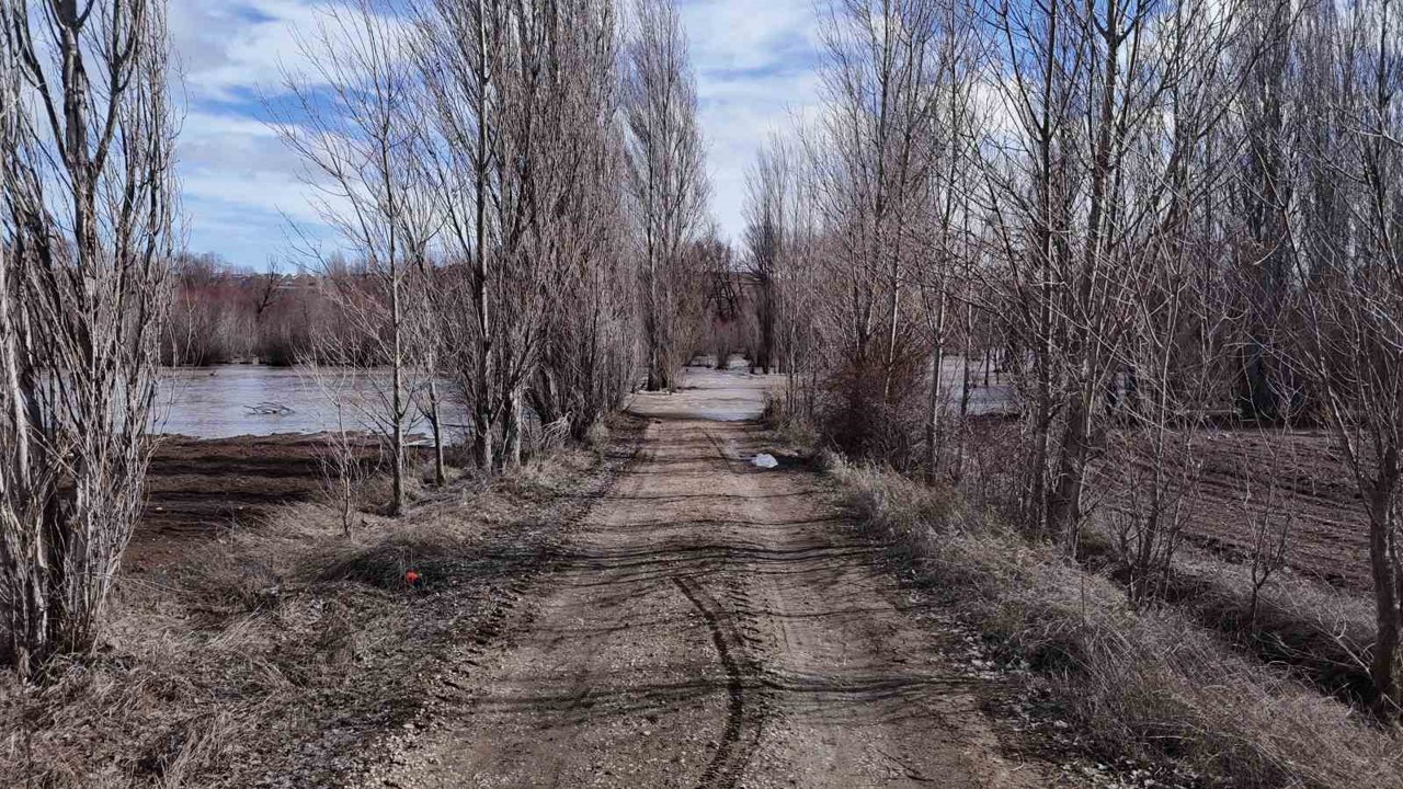 Sivas’ta yağan kar eridi, köy yolu tamamen su altında kaldı
