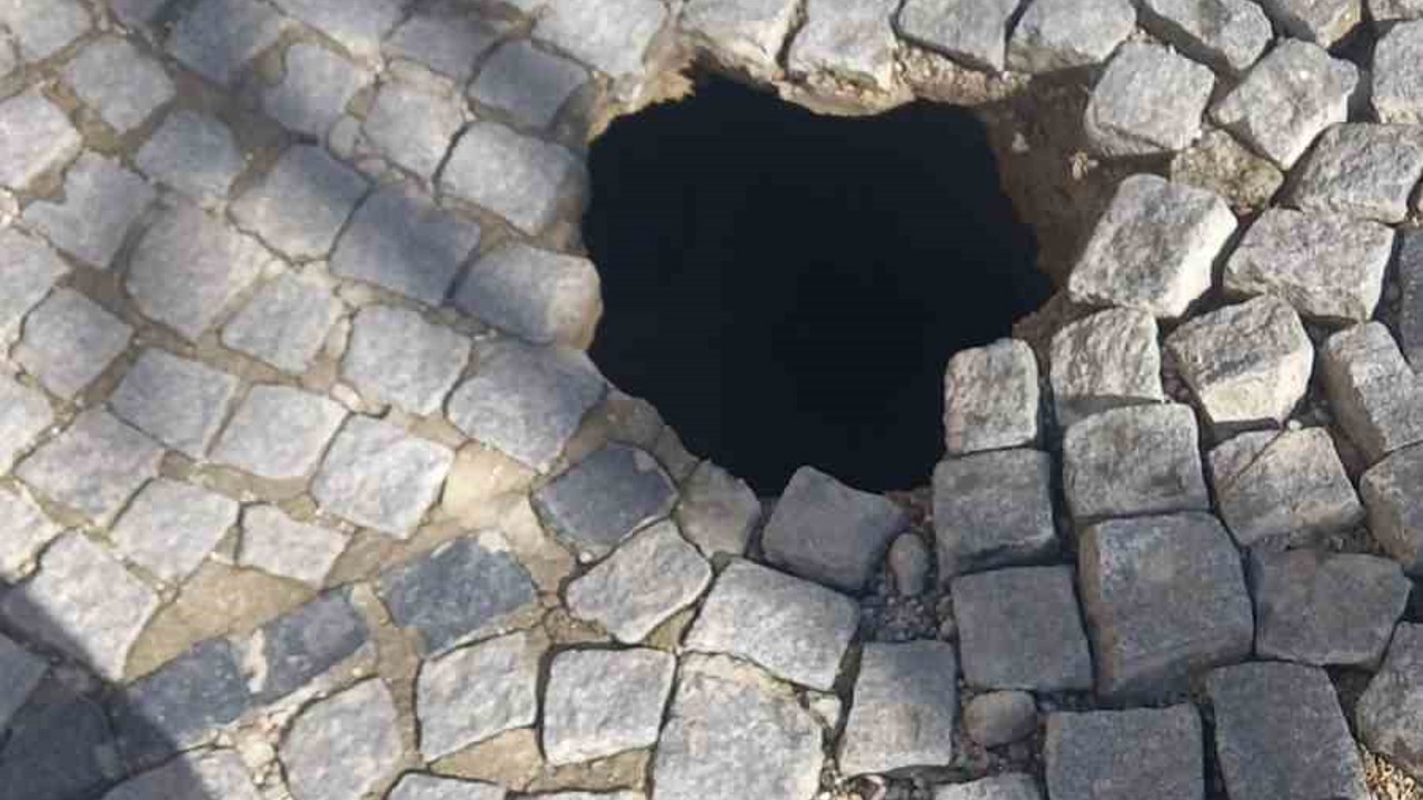 Tarihi altyapı çöktü, yol trafiğe kapatıldı
