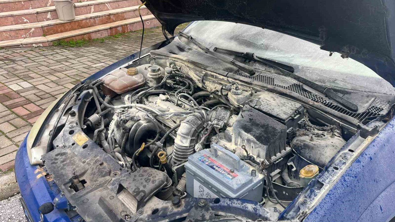 Alanya’da park halindeyken yanan otomobilin motor kısmında zarar oluştu
