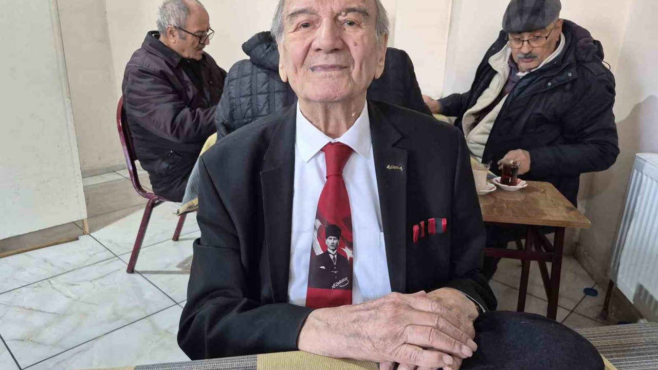 İnsanlara olan sevgi ve saygısından yıllardır takım elbise giyiyor
