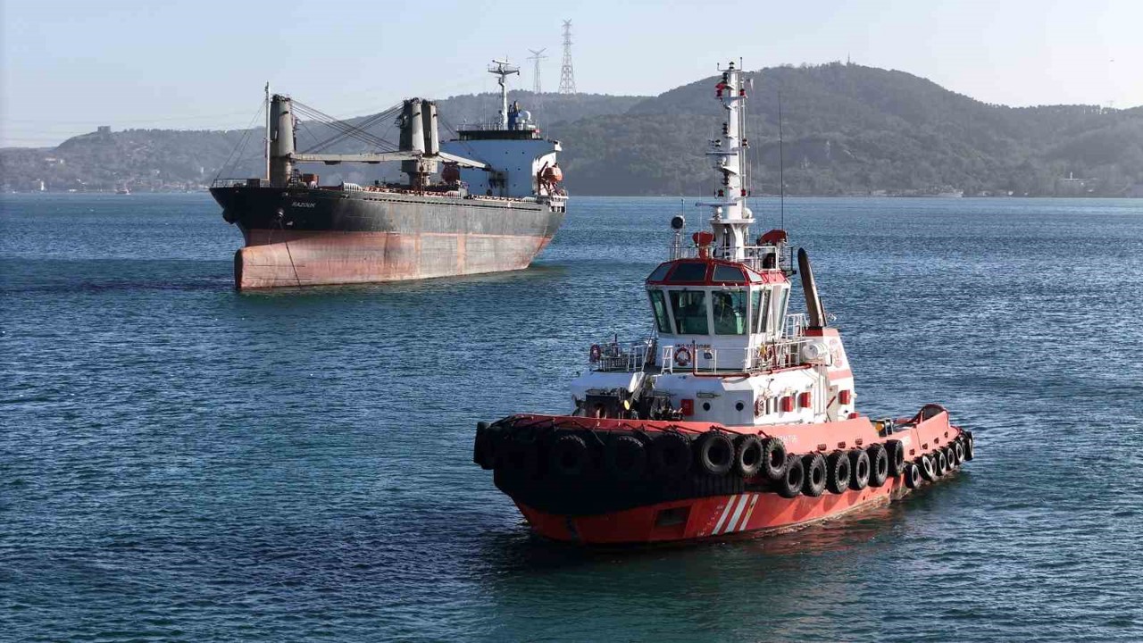 İstanbul Boğazı’nda sürüklenen gemi kurtarıldı
