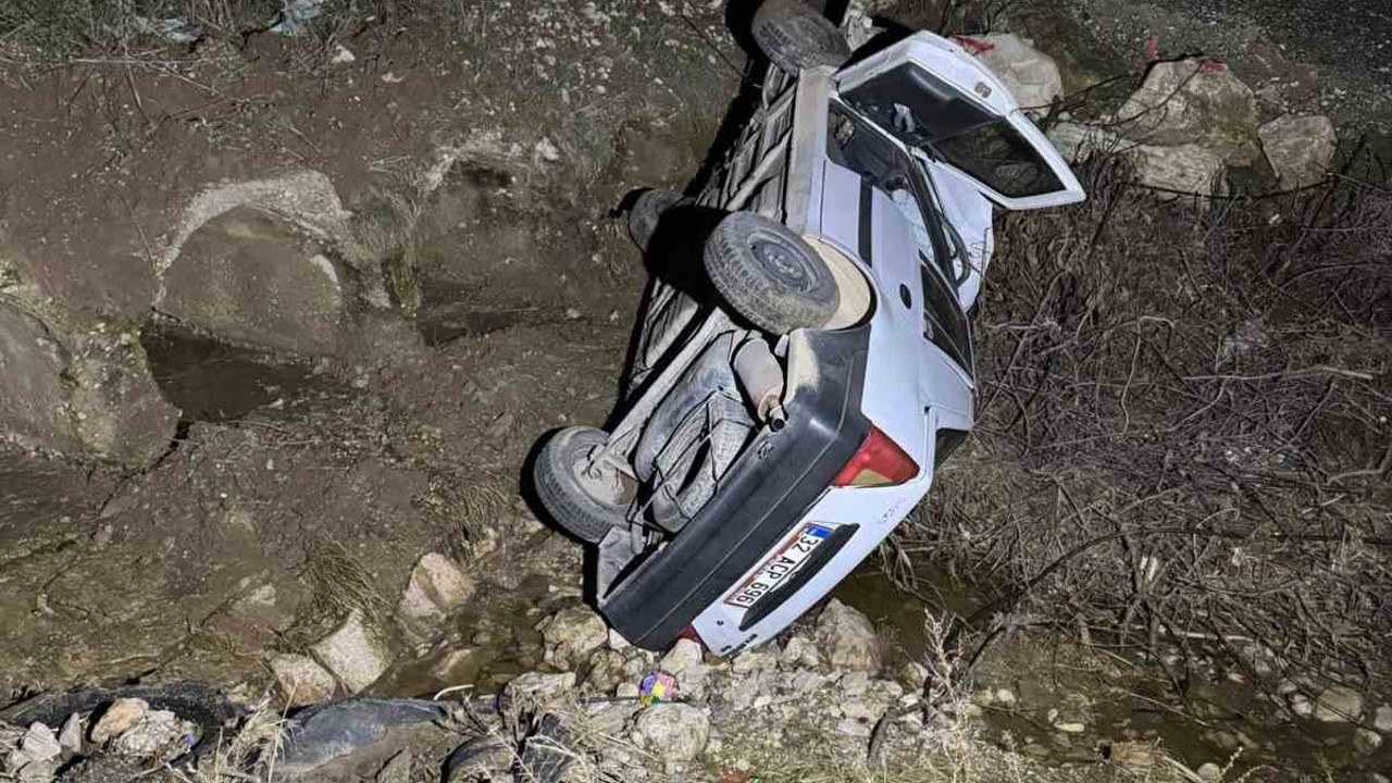 Isparta’da otomobil şarampole yuvarlandı: 5 yaralı
