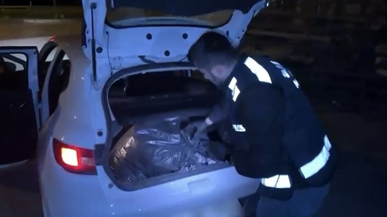 Samsun’da otomobilin bagajında 24 bin hap ele geçirildi

