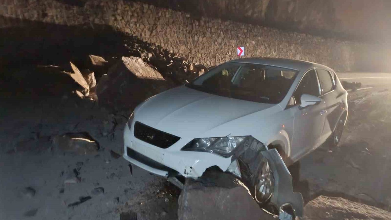 İspir - Erzurum yolunda gece korku dolu anlar, Kaya düşmesi kazaya neden oldu
